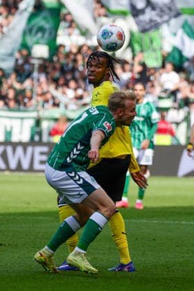 Bremen, Germany, 16.05.26, Carney Chukwuemeka (Borussia Dortmund) und Marco Gruell (Werder Bremen) im Zweikampf während des Spiels der 1. Bundesliga zwischen Werder Bremen - Borussia Dortmund im Weserstadion in Bremen. (Photo by Joachim Bywaletz) DFB DFL REGULATIONS PROHIBIT ANY USE OF PHOTOGRAPHS AS IMAGE SEQUENCES AND OR QUASI-VIDEO. Copyright: JoachimxBywaletz xJB-Sportfoto