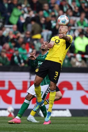 Bremen, Germany, 16.05.26, Justin Njinmah (Werder Bremen) und Waldemar Anton (Borussia Dortmund) im Zweikampf während des Spiels der 1. Bundesliga zwischen Werder Bremen - Borussia Dortmund im Weserstadion in Bremen. (Photo by Joachim Bywaletz) DFB DFL REGULATIONS PROHIBIT ANY USE OF PHOTOGRAPHS AS IMAGE SEQUENCES AND OR QUASI-VIDEO. Copyright: JoachimxBywaletz xJB-Sportfoto