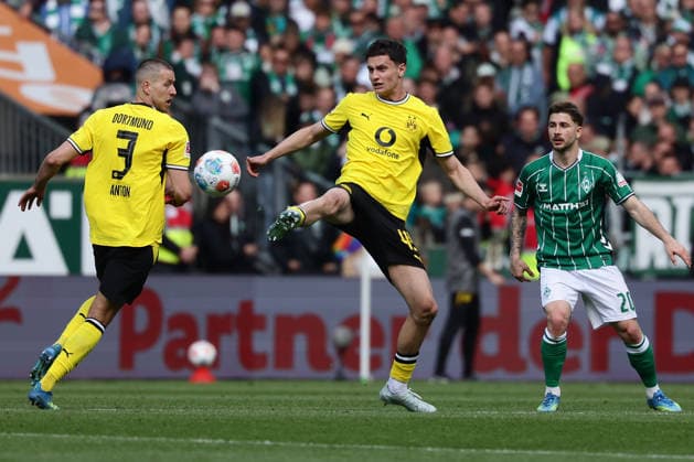 Bremen, Germany, 16.05.26, Waldemar Anton (Borussia Dortmund), Luca Reggiani (Borussia Dortmund) und Romano Schmid (Werder Bremen) im Zweikampf während des Spiels der 1. Bundesliga zwischen Werder Bremen - Borussia Dortmund im Weserstadion in Bremen. (Photo by Joachim Bywaletz) DFB DFL REGULATIONS PROHIBIT ANY USE OF PHOTOGRAPHS AS IMAGE SEQUENCES AND OR QUASI-VIDEO. Copyright: JoachimxBywaletz xJB-Sportfoto