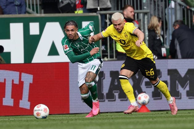 Bremen, Germany, 16.05.26, Justin Njinmah (Werder Bremen) und Julian Ryerson (Borussia Dortmund) im Zweikampf während des Spiels der 1. Bundesliga zwischen Werder Bremen - Borussia Dortmund im Weserstadion in Bremen. (Photo by Joachim Bywaletz) DFB DFL REGULATIONS PROHIBIT ANY USE OF PHOTOGRAPHS AS IMAGE SEQUENCES AND OR QUASI-VIDEO. Copyright: JoachimxBywaletz xJB-Sportfoto