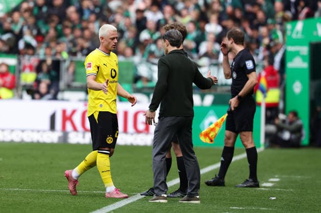 Bremen, Germany, 16.05.26, Julian Ryerson (Borussia Dortmund) und Niko Kovac Cheftrainer (Borussia Dortmund) während des Spiels der 1. Bundesliga zwischen Werder Bremen - Borussia Dortmund im Weserstadion in Bremen. (Photo by Joachim Bywaletz) DFB DFL REGULATIONS PROHIBIT ANY USE OF PHOTOGRAPHS AS IMAGE SEQUENCES AND OR QUASI-VIDEO. Copyright: JoachimxBywaletz xJB-Sportfoto