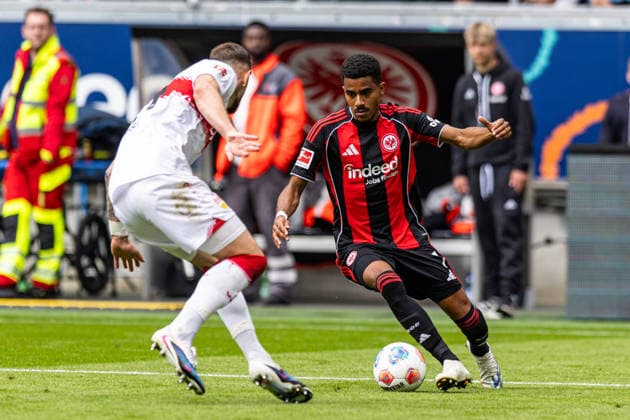 16.05.2026, xovx, Fußball Fußball Bundesliga, Eintracht Frankfurt - VfB Stuttgart v.l. Jeff Chabot (VfB Stuttgart), Ansgar Knauff (Eintracht Frankfurt) (DFL DFB REGULATIONS PROHIBIT ANY USE OF PHOTOGRAPHS as IMAGE SEQUENCES and or QUASI-VIDEO) emspor Frankfurt