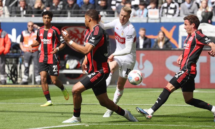 Frankfurt , Fußball Bundesliga Fußball Eintracht Frankfurt vs. VfB Stuttgart , mitte: Chris Führich ( VfB )