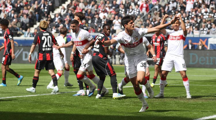 Frankfurt , Fußball Bundesliga Fußball Eintracht Frankfurt vs. VfB Stuttgart , Jubel Chema Andres ( VfB ) nach seinem Tor