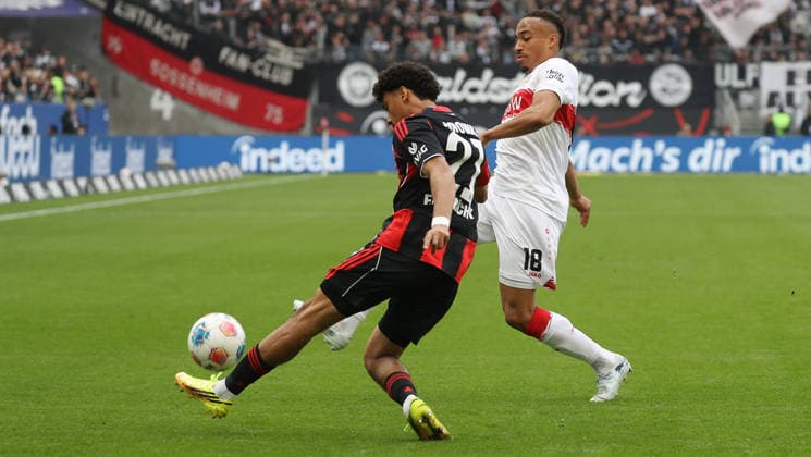Frankfurt , Fußball Bundesliga Fußball Eintracht Frankfurt vs. VfB Stuttgart , von links: Nathaniel Brown ( Fra ) Jamie Leweling ( VfB )