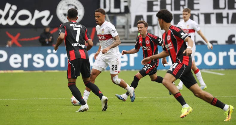 Frankfurt , Fußball Bundesliga Fußball Eintracht Frankfurt vs. VfB Stuttgart , mitte: Nikolas Nartey ( VfB ) Mario Götze ( Fra )