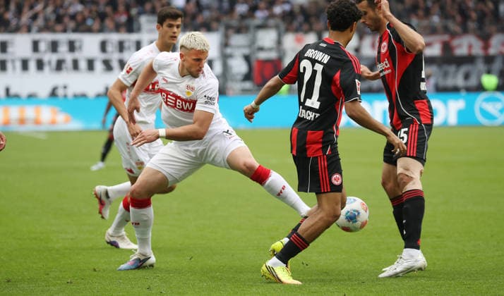 Frankfurt , Fußball Bundesliga Fußball Eintracht Frankfurt vs. VfB Stuttgart , links: Ermedin Demirovic ( VfB )