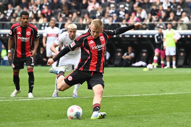 Jonathan BURKARDT (F) schiesst per Elfmeter das Tor zum 1-2, Fussball 1. Bundesliga Saison 2025 2026, 34.Spieltag, Spieltag34, matchday34, Eintracht Frankfurt (F) - VfB Stuttgart (S) 2-2 am 16.05.2026 Deutsche Bank Park Frankfurt. DFL regulations prohibit any use of photographs as image sequences and or quasi-video Â