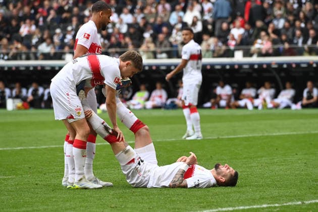 Ramon HENDRIKS (S) hilft Jeff CHABOT (S) bei einem Wadenkrampf, verletzt, Verletzung, Fussball 1. Bundesliga Saison 2025 2026, 34.Spieltag, Spieltag34, matchday34, Eintracht Frankfurt (F) - VfB Stuttgart (S) 2-2 am 16.05.2026 Deutsche Bank Park Frankfurt. DFL regulations prohibit any use of photographs as image sequences and or quasi-video Â