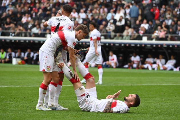 Ramon HENDRIKS (S) hilft Jeff CHABOT (S) bei einem Wadenkrampf, verletzt, Verletzung, Fussball 1. Bundesliga Saison 2025 2026, 34.Spieltag, Spieltag34, matchday34, Eintracht Frankfurt (F) - VfB Stuttgart (S) 2-2 am 16.05.2026 Deutsche Bank Park Frankfurt. DFL regulations prohibit any use of photographs as image sequences and or quasi-video Â