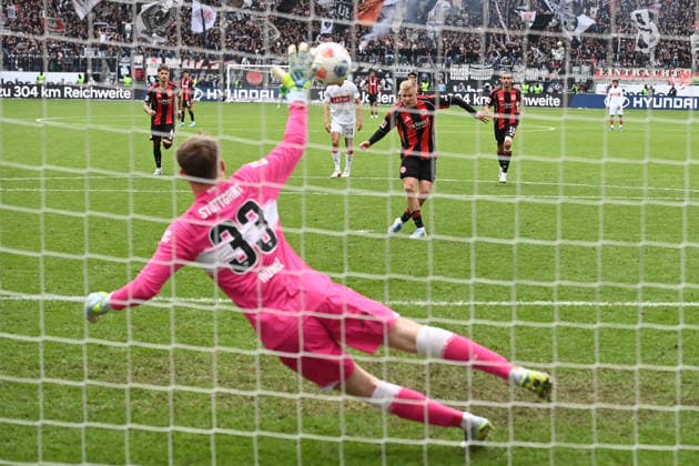 Jonathan BURKARDT (F) schiesst per Elfmeter das Tor zum 2-2 gegen Torwart Alexander NUEBEL (Nübel) (S) Fussball 1. Bundesliga Saison 2025 2026, 34.Spieltag, Spieltag34, matchday34, Eintracht Frankfurt (F) - VfB Stuttgart (S) 2-2 am 16.05.2026 Deutsche Bank Park Frankfurt. DFL regulations prohibit any use of photographs as image sequences and or quasi-video Â