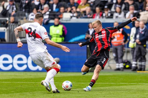 16.05.2026, xovx, Fußball Fußball Bundesliga, Eintracht Frankfurt - VfB Stuttgart v.l. Jeff Chabot (VfB Stuttgart), Jonathan Burkardt (Eintracht Frankfurt) (DFL DFB REGULATIONS PROHIBIT ANY USE OF PHOTOGRAPHS as IMAGE SEQUENCES and or QUASI-VIDEO) emspor Frankfurt