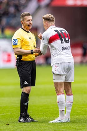 16.05.2026, xovx, Fußball Fußball Bundesliga, Eintracht Frankfurt - VfB Stuttgart v.l. Diskussion zwischen Schiedsrichter Tobias Welz (Wiesbaden) und Chris Führich (VfB Stuttgart) (DFL DFB REGULATIONS PROHIBIT ANY USE OF PHOTOGRAPHS as IMAGE SEQUENCES and or QUASI-VIDEO) emspor Frankfurt