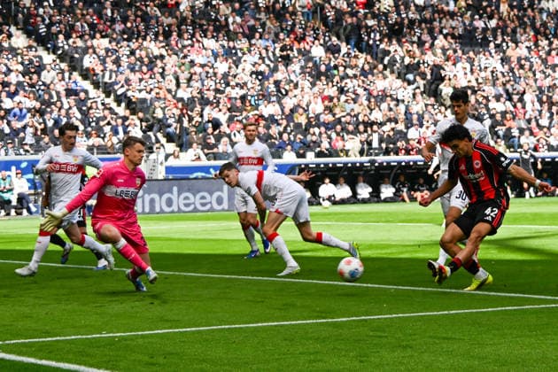 16.05.2026, xsltx, Fussball 1.Bundesliga, Eintracht Frankfurt - VfB Stuttgart v.l. Alexander Nübel (VfB Stuttgart) Can Uzun (Eintracht Frankfurt) Torchance Jose Maria Andres Baixauli (VfB Stuttgart) (DFL DFB REGULATIONS PROHIBIT ANY USE OF PHOTOGRAPHS as IMAGE SEQUENCES and or QUASI-VIDEO) Frankfurt am Main