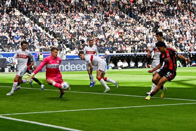 16.05.2026, xsltx, Fussball 1.Bundesliga, Eintracht Frankfurt - VfB Stuttgart v.l. Alexander Nübel (VfB Stuttgart) Can Uzun (Eintracht Frankfurt) Torchance Jose Maria Andres Baixauli (VfB Stuttgart) (DFL DFB REGULATIONS PROHIBIT ANY USE OF PHOTOGRAPHS as IMAGE SEQUENCES and or QUASI-VIDEO) Frankfurt am Main