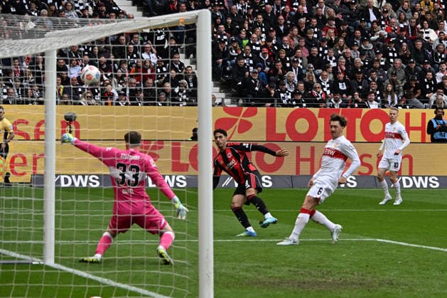 16.05.2026, xsltx, Fussball 1.Bundesliga, Eintracht Frankfurt - VfB Stuttgart v.l. Alexander Nübel (VfB Stuttgart) Fares Chaibi (Eintracht Frankfurt) Angelo Stiller (VfB Stuttgart) (DFL DFB REGULATIONS PROHIBIT ANY USE OF PHOTOGRAPHS as IMAGE SEQUENCES and or QUASI-VIDEO) Frankfurt am Main