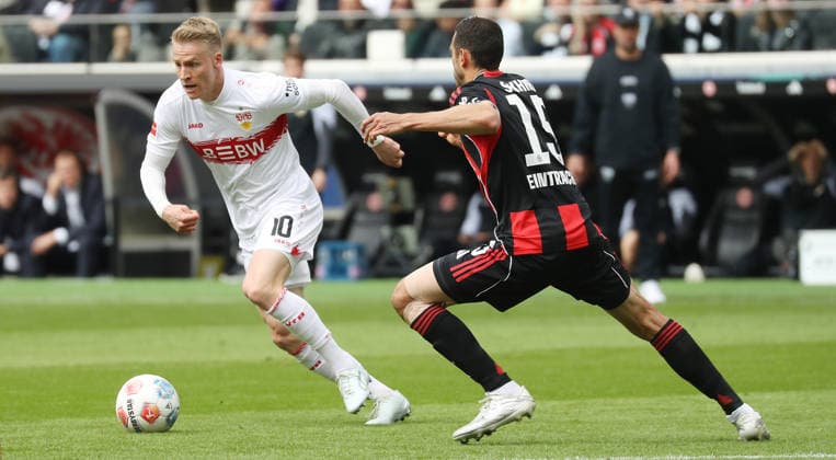 Frankfurt , Fußball Bundesliga Fußball Eintracht Frankfurt vs. VfB Stuttgart , von links: Chris Führich ( VfB ) Ellyes Shkiri ( Fra )