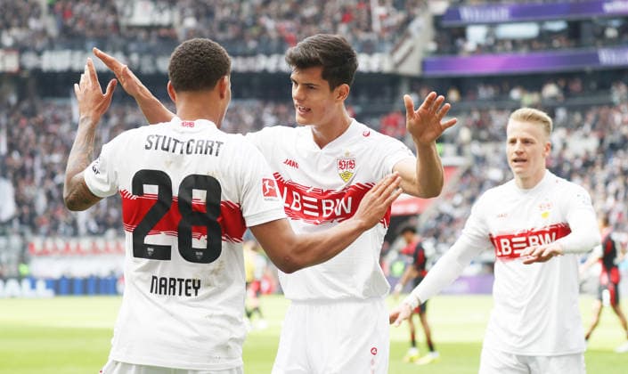Frankfurt , Fußball Bundesliga Fußball Eintracht Frankfurt vs. VfB Stuttgart , Jubel VfB , von links: Nikolas Nartey Chema Andres Chris Führich VfB )
