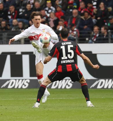 Frankfurt , Fußball Bundesliga Fußball Eintracht Frankfurt vs. VfB Stuttgart , von links: Angelo Stiller ( VfB ) Ellyes Shkiri ( Fra )