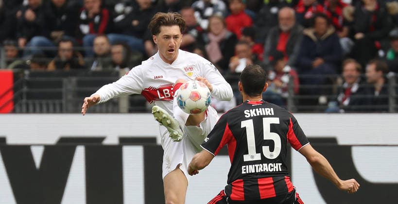 Frankfurt , Fußball Bundesliga Fußball Eintracht Frankfurt vs. VfB Stuttgart , von links: Angelo Stiller ( VfB ) Ellyes Shkiri ( Fra )