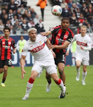 Frankfurt , Fußball Bundesliga Fußball Eintracht Frankfurt vs. VfB Stuttgart , von links: Ermedin Demirovic ( VfB ) Aurele Amandi ( Fra )