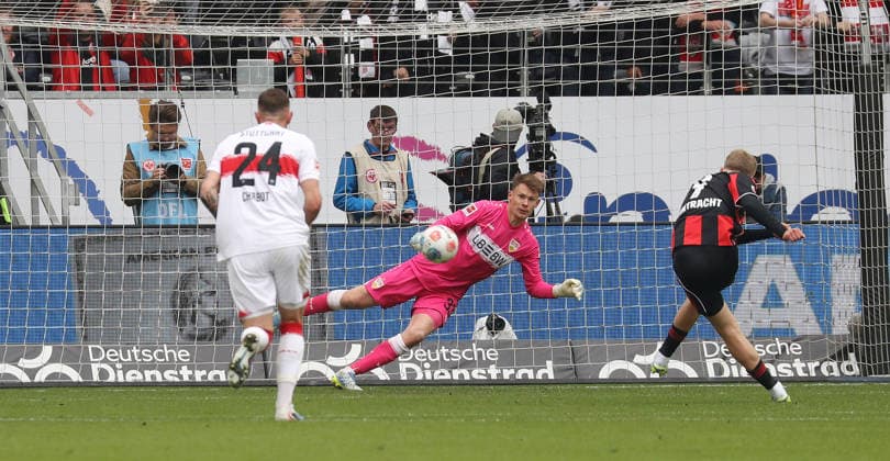 Frankfurt , Fußball Bundesliga Fußball Eintracht Frankfurt vs. VfB Stuttgart , Jonathan Burkardt ( Fra ) verwandelt einen Elfmeter gegen Alexander Nübel ( VfB )