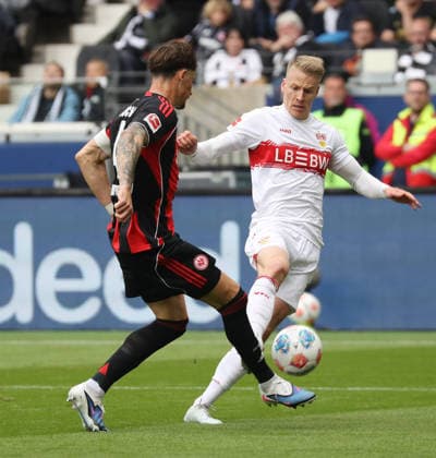 Frankfurt , Fußball Bundesliga Fußball Eintracht Frankfurt vs. VfB Stuttgart , von links: Robin Koch ( Fra ) Chris Führich ( VfB )