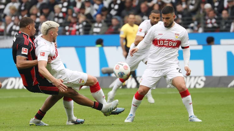 Frankfurt , Fußball Bundesliga Fußball Eintracht Frankfurt vs. VfB Stuttgart , von links: Aurele Amenda ( Fra ) Ermedin Demirovic ( VfB ) Deniz Undav ( VfB )