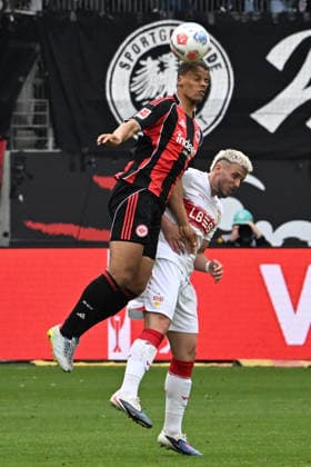 16.05.2026, xsltx, Fussball 1.Bundesliga, Eintracht Frankfurt - VfB Stuttgart v.l. Timothy Chandler (Eintracht Frankfurt) Ermedin Demirovic (VfB Stuttgart) Zweikampf, Aktion, action, battle for the ball (DFL DFB REGULATIONS PROHIBIT ANY USE OF PHOTOGRAPHS as IMAGE SEQUENCES and or QUASI-VIDEO) Frankfurt am Main