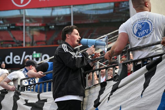 Trainer Merlin Polzin (Hamburger SV) mit Megafon bei den Fans 16.05.2026, Fussball 1. Bundesliga, Saison 2025 2026, 34. Spieltag, Bayer 04 Leverkusen - Hamburger SV 1:1 DFL regulations prohibit any use of photographs as image sequences and or quasi-video Leverkusen BayArena Nordrhein Westfalen Deutschland