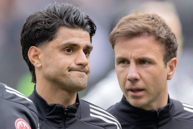 Eintracht Frankfurt - VfB Stuttgart, 1. FBL Mario Götze (Eintracht Frankfurt, 27) spricht zu dem enttäuschten Mahmoud Dahoud (Eintracht Frankfurt, 18). Bundesligaspiel zwischen Eintracht Frankfurt und dem VfB Stuttgart am 16. Mai 2026 im Deutsche Bank Park in Frankfurt am Main., Frankfurt am Main Hessen Deutschland Deutsche Bank Park