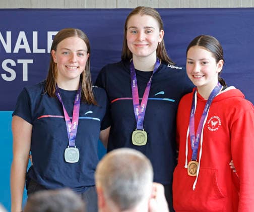 16.05.2026 Schwimmsport 61. Internationales Schwimmfest Nordbad DSW Darmstadt hier Siegerehrung WK111 200m Rücken v. li. Maja-Melina Volz 2007 DSW 1912 Darmstadt Siegerin Sophia Herbsthoff 2004 DSW 1912 Darmstadt Platz 3 Laetitia Adelhardt 2012 SC Wfr. München Darmstadt Hessen Deutschland