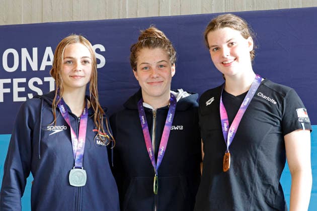 16.05.2026 Schwimmsport 61. Internationales Schwimmfest Nordbad DSW Darmstadt hier WK117 A-Finale 200m Brust Siegerehrung links Mila Kleinert 2011 DSW 1912 Darmstadt Mitte Milena Auer 2009 DSW 1912 Darmstadt rechts Vanessa Vavricka 2011 SV Würzburg 05 Darmstadt Hessen Deutschland