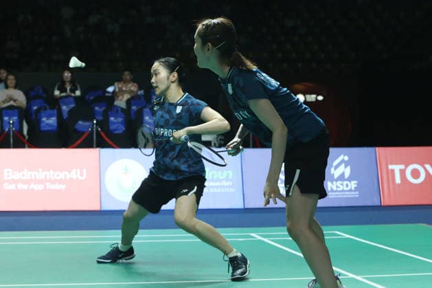 (260517) -- BANGKOK, May 17, 2026 -- Iwanaga Rin (R) Nakanishi Kie of Japan compete during the women s doubles final match between Bao Lijing Cao Zihan of China and Iwanaga Rin Nakanishi Kie of Japan at the Thailand Open 2026 badminton tournament in Bangkok, Thailand, May 17, 2026. ) (SP)THAILAND-BANGKOK-BADMINTON-THAILAND OPEN 2026-WOMEN S DOUBLES-FINAL RachenxSageamsak 
