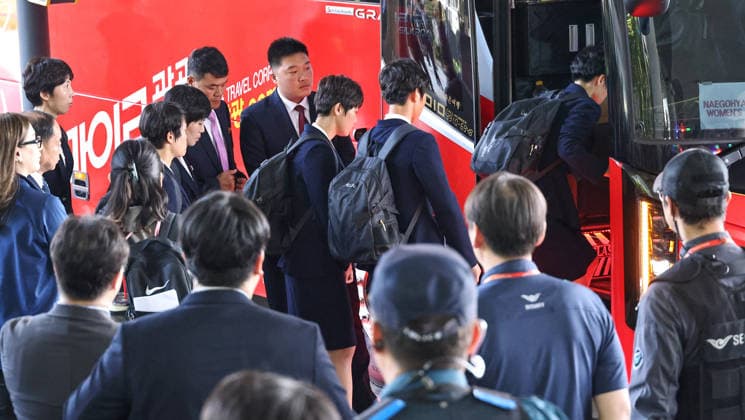 North Korea™s Naegohyang Women™s FC Arrives in South Korea for AWCL Semifinals North Korean soccer club Naegohyang Women s FC team arrives at Incheon International Airpot in Incheon, South Korea, May 17, 2026. The squad arrived in South Korea to compete in the semifinals of the 2025 2026 Asian Football Confederation (AFC) Women™s Champions League (AWCL) from 20-23 May. This marks the first time in eight years that North Korean athletes have visited South Korea for sporting competition since December 2018. Incheon South Korea  Copyright: xMatrixxImagesx xLeexSang-hoonx