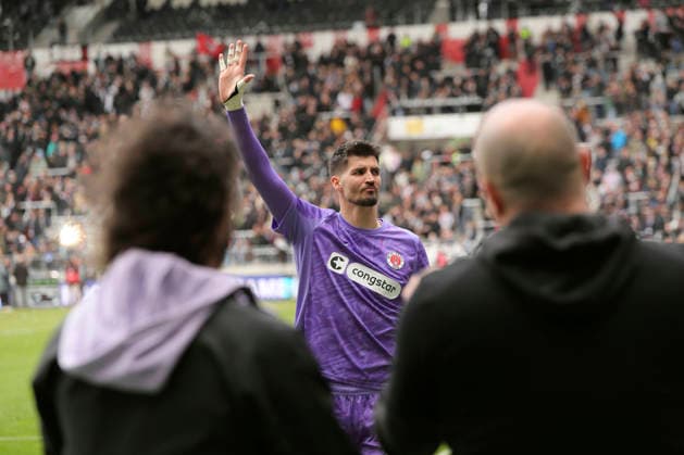 Foto : Torhüter Nikola Vasilj (Pauli) trauert noch viele Minuten nach dem Schlusspfiff und nimmt Abschied von seinen Fans und aus der ersten Liga Fussball 1. Bundesliga , 34. Spieltag am Sa. 16.05.2026 FC St. Pauli - VfL Wolfsburg *** Photo Goalkeeper Nikola Vasilj Pauli mourns for many minutes after the final whistle and says goodbye to his fans and from the first division Soccer 1 Bundesliga , 34 Matchday on Sat 16 05 2026 FC St Pauli VfL Wolfsburg