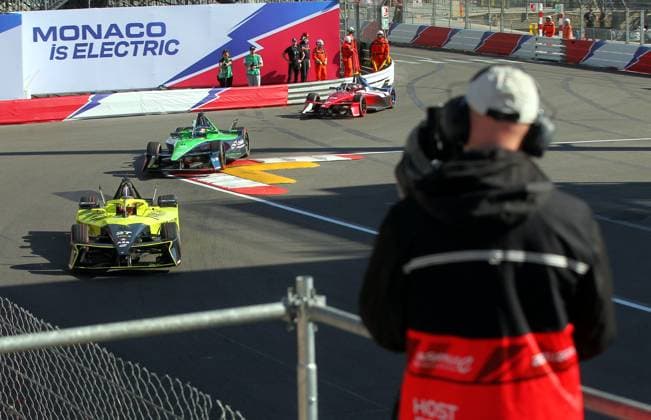 DIFFUSION FORMULE E PHOTOPQR NICE MATIN Jean François Ottonello ; Monaco ; 17 05 2026 ; 11e Grand Prix Formule E de Monaco - illustration diffusion de la Formule E avec un cameraman sur le circuit Monaco France  Copyright: xPHOTOPQR NICExMATIN MAXPPPxJeanxFrançoisxOttonellox 20260517NIM8298 20260517NIM8298