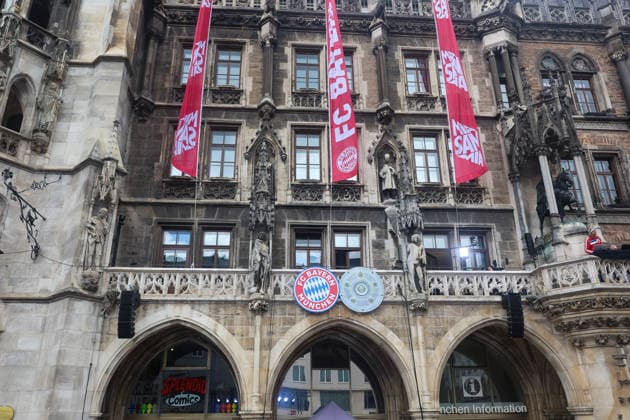 Der Balkon des Muenchner Rathauses ist geschmueckt fuer den FC Bayern Muenchen, GER, Empfang des FC Bayern Muenchen im Rathaus und Meisterfeier am Marienplatz, 17.05.2026, GER, Empfang des FC Bayern Muenchen im Rathaus und Meisterfeier am Marienplatz, 17.05.2026 Muenchen Copyright: xEibner-Pressefoto JennixMaulx EP_JML