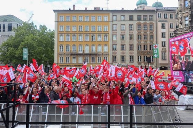 Die Fans des FC Bayern Muenchen schwenken Fahnen, GER, Empfang des FC Bayern Muenchen im Rathaus und Meisterfeier am Marienplatz, 17.05.2026, GER, Empfang des FC Bayern Muenchen im Rathaus und Meisterfeier am Marienplatz, 17.05.2026 Muenchen Copyright: xEibner-Pressefoto JennixMaulx EP_JML