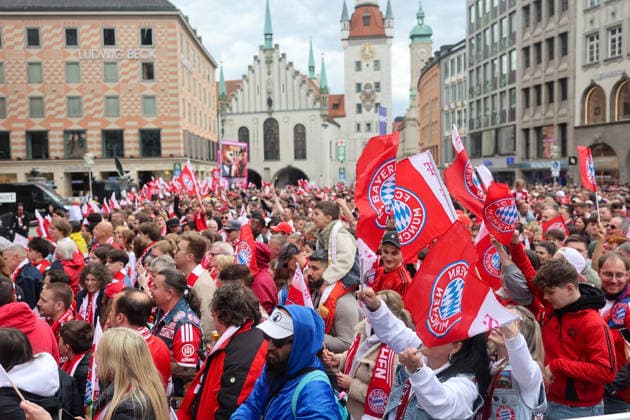 Die Fans des FC Bayern Muenchen schwenken Fahnen, GER, Empfang des FC Bayern Muenchen im Rathaus und Meisterfeier am Marienplatz, 17.05.2026, GER, Empfang des FC Bayern Muenchen im Rathaus und Meisterfeier am Marienplatz, 17.05.2026 Muenchen Copyright: xEibner-Pressefoto JennixMaulx EP_JML