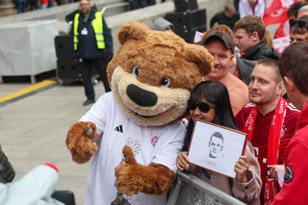 Das Maskottchen Berni des FC Bayern Muenchen mit Fans, GER, Empfang des FC Bayern Muenchen im Rathaus und Meisterfeier am Marienplatz, 17.05.2026, GER, Empfang des FC Bayern Muenchen im Rathaus und Meisterfeier am Marienplatz, 17.05.2026 Muenchen Copyright: xEibner-Pressefoto JennixMaulx EP_JML