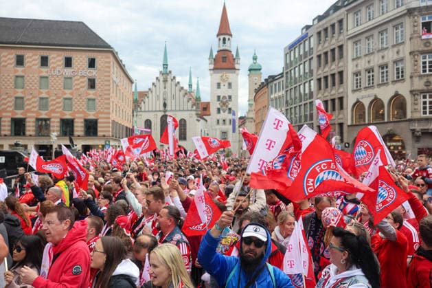 Die Fans des FC Bayern Muenchen schwenken Fahnen, GER, Empfang des FC Bayern Muenchen im Rathaus und Meisterfeier am Marienplatz, 17.05.2026, GER, Empfang des FC Bayern Muenchen im Rathaus und Meisterfeier am Marienplatz, 17.05.2026 Muenchen Copyright: xEibner-Pressefoto JennixMaulx EP_JML