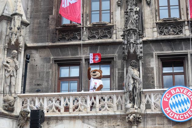 Das Maskottchen Berni des FC Bayern Muenchen mit einer Fahne auf dem Rathaus-Balkon, GER, Empfang des FC Bayern Muenchen im Rathaus und Meisterfeier am Marienplatz, 17.05.2026, GER, Empfang des FC Bayern Muenchen im Rathaus und Meisterfeier am Marienplatz, 17.05.2026 Muenchen Copyright: xEibner-Pressefoto JennixMaulx EP_JML