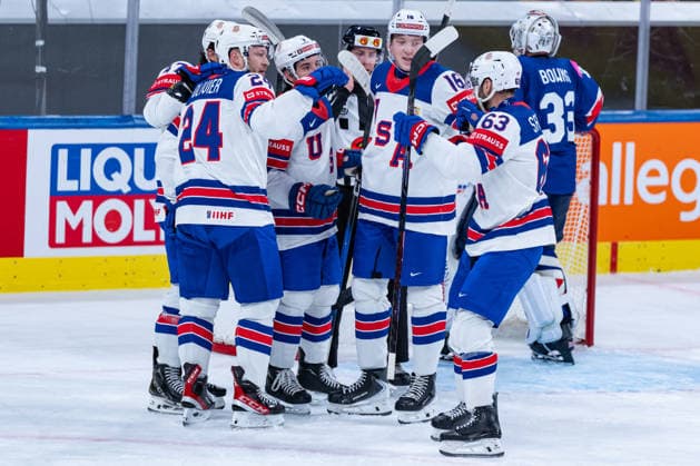 ZURICH, SWITZERLAND - MAY 17: Team of the USA during their 1:0 goal of Paul Cotter (United States, 47) celebration during the Preliminary Round - Group A Match 11 between Great Britain and United States at the IIHF Ice hockey, Eishockey World Championship, WM, Weltmeisterschaft 2026, Swiss Life Arena on May 17, 2026 in Zurich, Switzerland. Zurich Switzerland Copyright: xTimoxSteinx