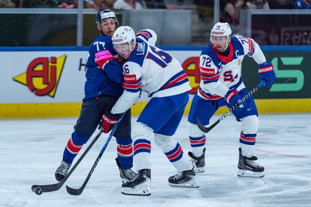 ZURICH, SWITZERLAND - MAY 17: Tommy Novak (United States, 15) in the battle for the puck with Bayley Harewood (Great Britain, 77) during the Preliminary Round - Group A Match 11 between Great Britain and United States at the IIHF Ice hockey, Eishockey World Championship, WM, Weltmeisterschaft 2026, Swiss Life Arena on May 17, 2026 in Zurich, Switzerland. Zurich Switzerland Copyright: xTimoxSteinx