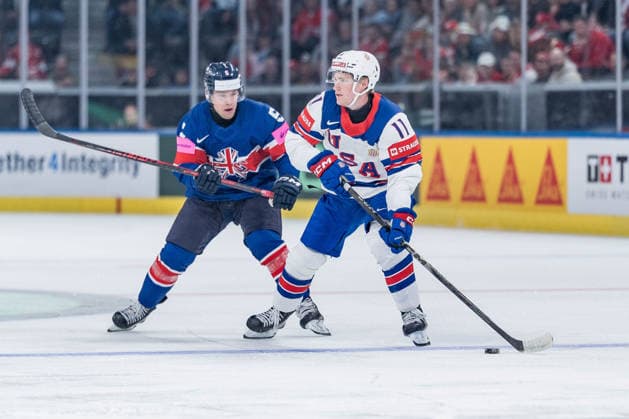 17 05 2026, Zurich, Swiss Life Arena, Ice hockey, Eishockey World Championships: Great Britain - USA, 11 Oliver Moore (United States), 5 Ben Davies (Great Britain) Zurich Swiss Life Arena Zurich Switzerland Copyright: xJustPictures.ch StefanxEmchx jp-de-StEm-DSC0023220260517