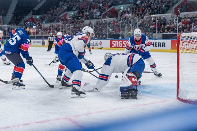17 05 2026, Zurich, Swiss Life Arena, Ice hockey, Eishockey World Championships: Great Britain - USA, 1 goalkeeper Devin Cooley (United States), 55 Ryan Lindgren (United States), 75 Robert Dowd (Great Britain) Zurich Swiss Life Arena Zurich Switzerland Copyright: xJustPictures.ch StefanxEmchx jp-de-StEm-DSC0037220260517