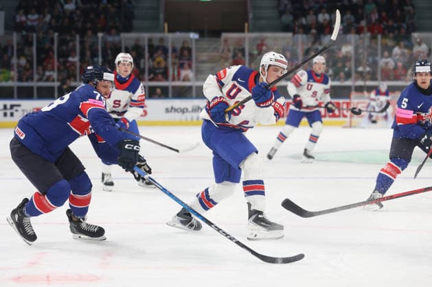 WM 2026 USA - GBR Nathanael Halbert gegen James Hagens 17.05.2026 Swiss Life Arena Zuerich , SCHWEIZ, Eishockey Herren IIHF World Championship, WM, Weltmeisterschaft Zurich 2026 Gruppe A USA - GBR Nathanael Halbert (li,GBR) gegen James Hagens (USA)