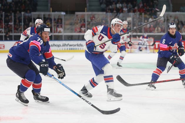 WM 2026 USA - GBR Nathanael Halbert gegen James Hagens 17.05.2026 Swiss Life Arena Zuerich , SCHWEIZ, Eishockey Herren IIHF World Championship, WM, Weltmeisterschaft Zurich 2026 Gruppe A USA - GBR Nathanael Halbert (li,GBR) gegen James Hagens (USA)