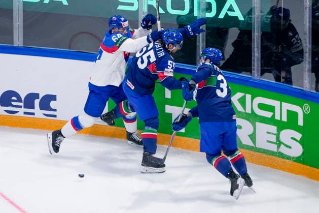 FRIBOURG, SWITZERLAND - MAY 17: Patrik Koch of Slovakia L) against Luca Zanatta of Italy C) and Phil Pietroniro of Italy R) during the 2026 IIHF Ice hockey, Eishockey World Championship, WM, Weltmeisterschaft Switzerland game between Italy and Slovakia at BCF Arena on May 17, 2026 in Fribourg, Fribourg. Fribourg BCF Arena Fribourg Switzerland Copyright: xJustPictures.ch JarixPestelaccix jp-en-EuSpIm-JP6_JAR_Italy_Slovakia_16May2026_00003